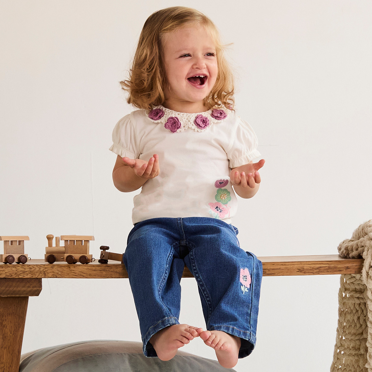 Girls White Round Neck Half Sleeve Knit Top