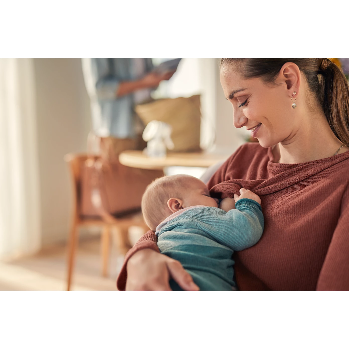 Avent Manual Breast Pump with Natural Motion Technology & Soft Silicone Cushion for Comfortable Milk Expression - White
