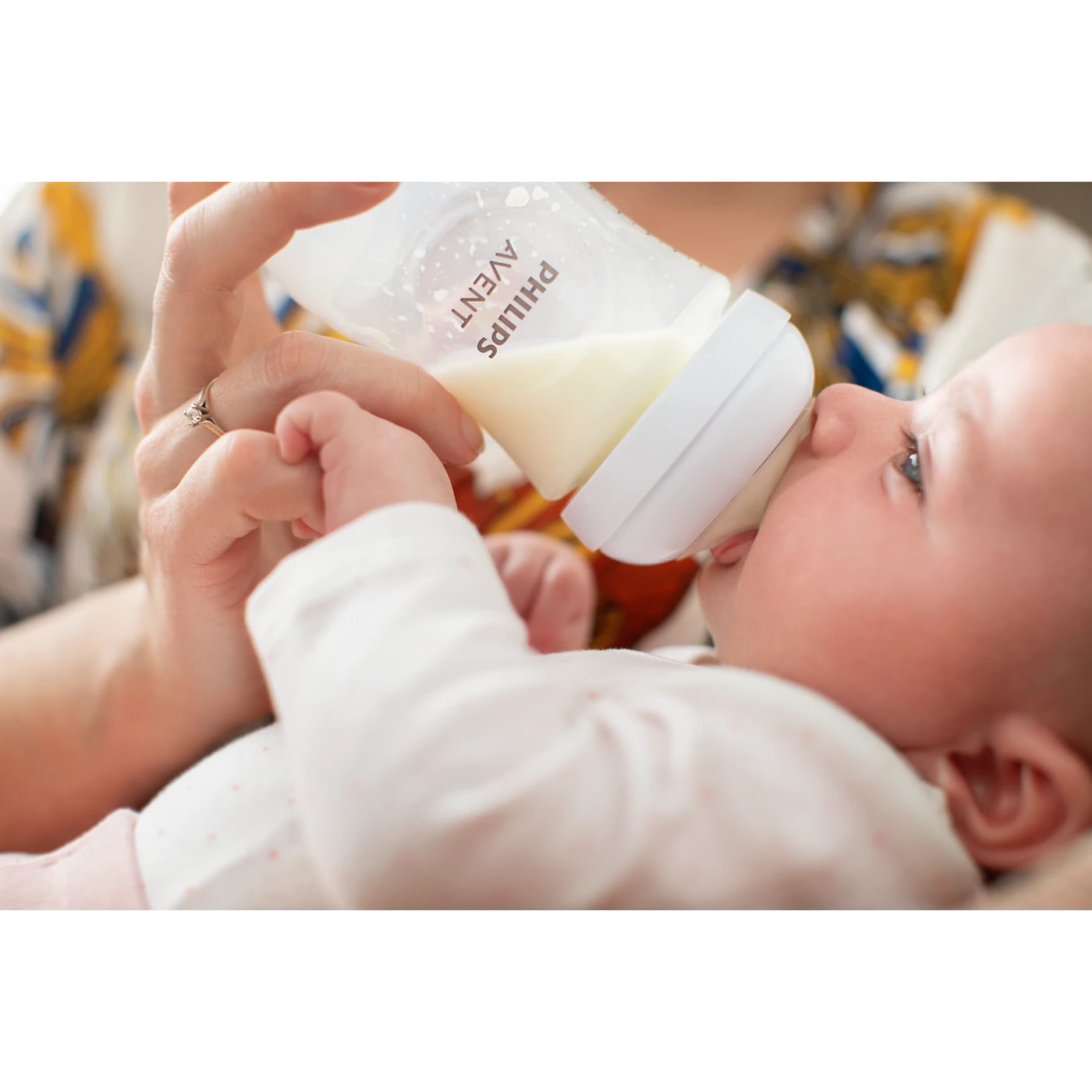 Avent Natural Response Baby Feeding Bottle Set with Soft Silicone Teat - Clear White