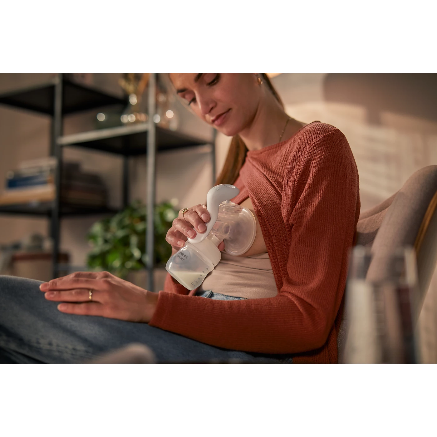 Avent Manual Breast Pump with Natural Motion Technology & Soft Silicone Cushion for Comfortable Milk Expression - White